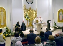 Wystrój wnętrza kaplicy został dopełniony obrazami św. Jana Pawła II i Matki Bożej.