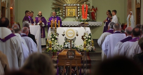 Ostatnie pożegnanie franciszkanina