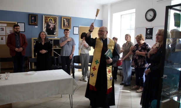 Tu ze ścian patrzy Chrystus i święci