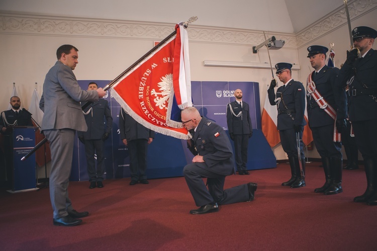 Nadanie i poświęceniu sztandaru Aresztowi Śledczemu oraz Zakładowi Karnemu Nr 1 we Wrocławiu