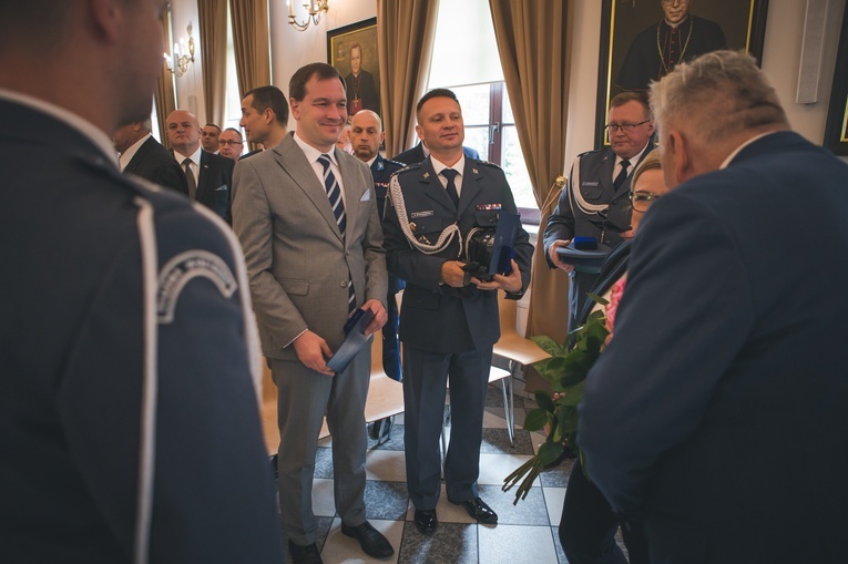 Nadanie i poświęceniu sztandaru Aresztowi Śledczemu oraz Zakładowi Karnemu Nr 1 we Wrocławiu