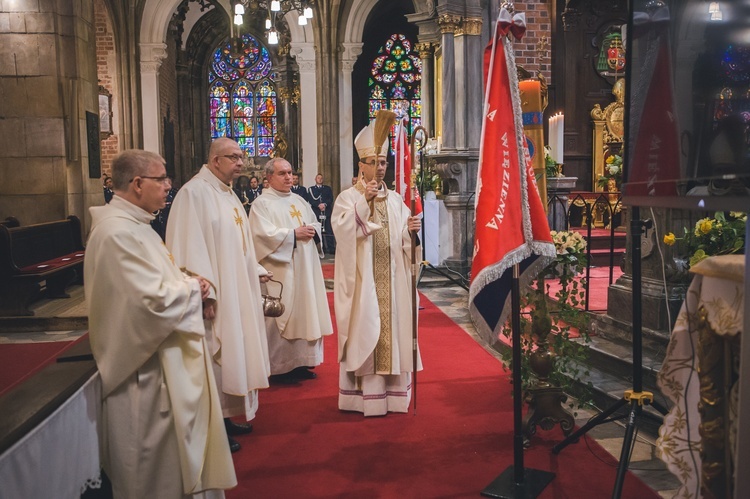 Nadanie i poświęceniu sztandaru Aresztowi Śledczemu oraz Zakładowi Karnemu Nr 1 we Wrocławiu