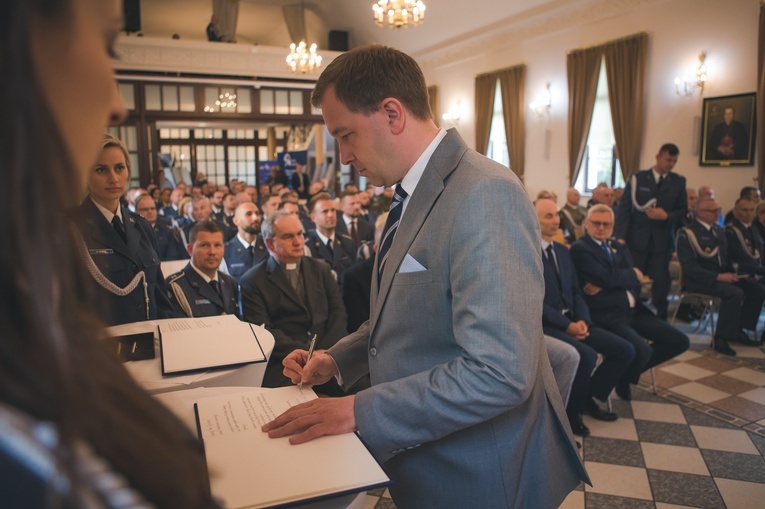 Nadanie i poświęceniu sztandaru Aresztowi Śledczemu oraz Zakładowi Karnemu Nr 1 we Wrocławiu