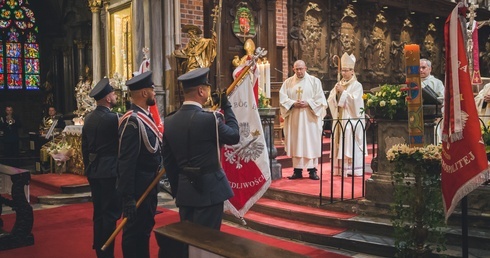 Nadanie i poświęceniu sztandaru Aresztowi Śledczemu oraz Zakładowi Karnemu Nr 1 we Wrocławiu