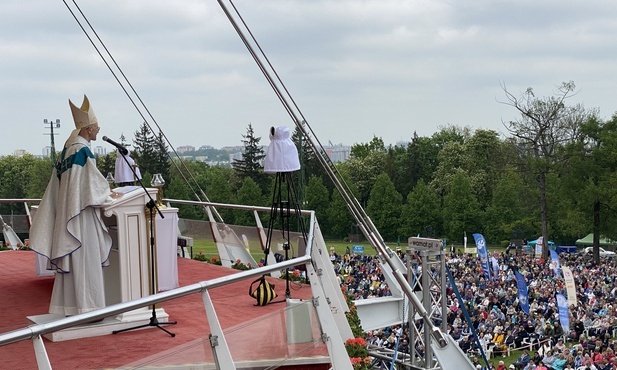 Abp Galbas na Jasnej Górze: Przestańmy wylewać pomyje na Kościół synodalny 