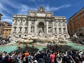 Czarna woda w fontannie di Trevi w Rzymie - kolejna akcja przeciwników paliw kopalnych