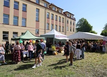 Rodzinny piknik z okazji jubileuszu szkoły.