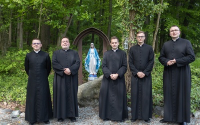 Od lewej: dk. Adrian Pliszka, dk. Jakub Zajadły, dk. Mariusz Pastuszyński, dk. Patryk Kruk oraz dk. Wojciech Wiewióra