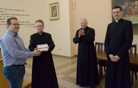 Razem z gratulacjami Michał otrzymał w prezencie publikacje, które pomogą mu w dalszym poznawaniu Biblii.