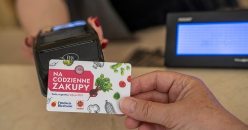 Caritas wsparł seniorów kartami