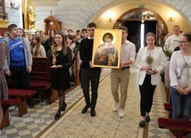 Młodzi wnieśli do kościoła ikonę Jezusa Chrystusa peregrynującą w czasie diecezjalnych dni młodzieży.
