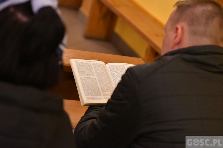 Czytają Biblię dzień i noc