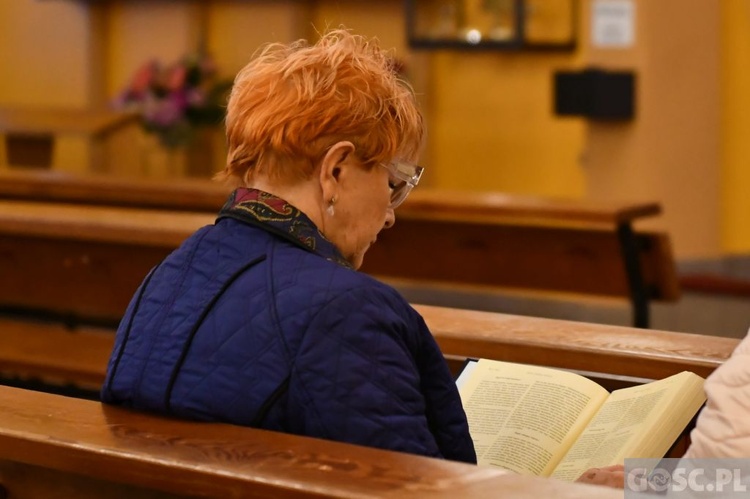 Czytają Biblię dzień i noc