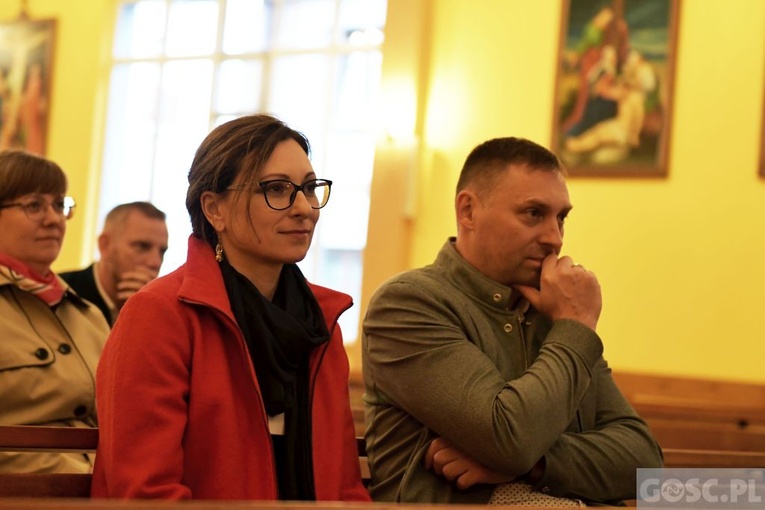 Czytają Biblię dzień i noc