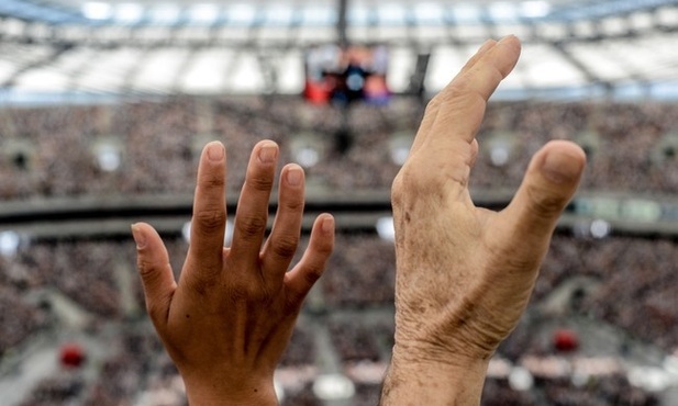 Ręce wzniesione w modlitwie