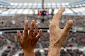 Ręce wzniesione w modlitwie