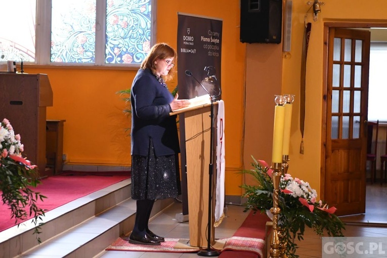 Czytają Biblię dzień i noc