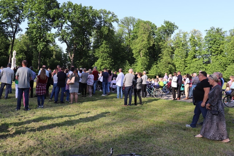 Breń. Poświęcenie odnowionej kapliczki