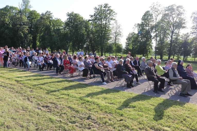 Breń. Poświęcenie odnowionej kapliczki