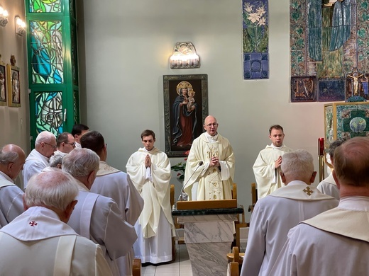 Neoprezbiterzy z błogosławieństwem prymicyjnym u księży emerytów