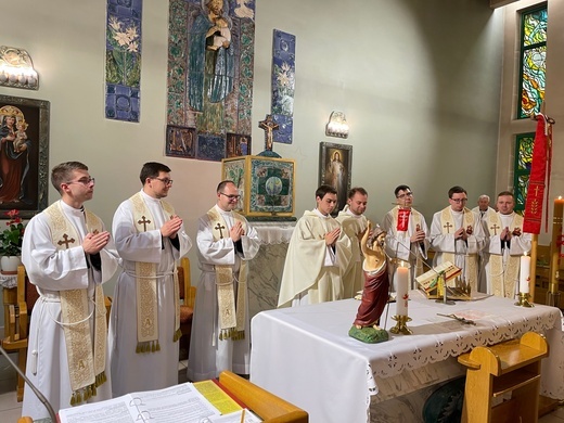 Neoprezbiterzy z błogosławieństwem prymicyjnym u księży emerytów