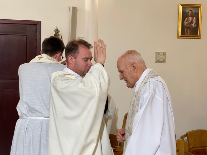 Neoprezbiterzy z błogosławieństwem prymicyjnym u księży emerytów