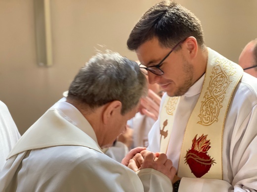 Neoprezbiterzy z błogosławieństwem prymicyjnym u księży emerytów