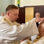 Neoprezbiterzy z błogosławieństwem prymicyjnym u księży emerytów