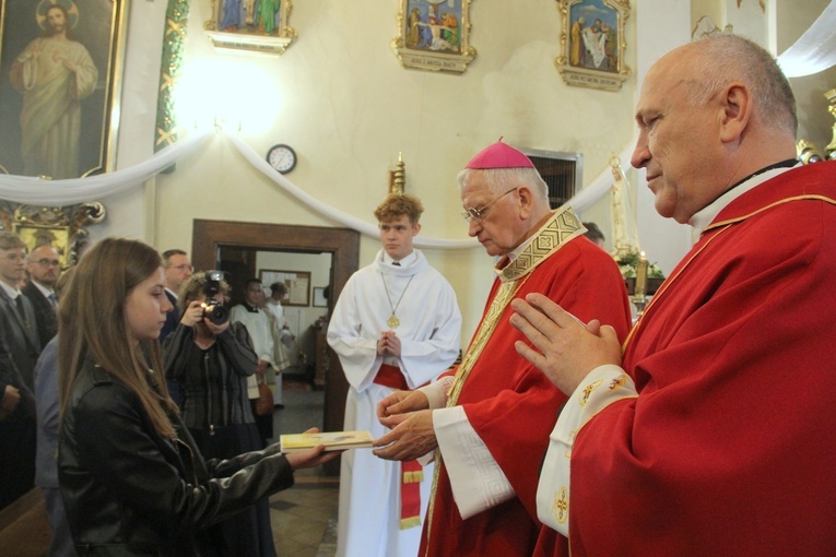 Bierzmowanie w kościele św. Jakuba w Tuchowie