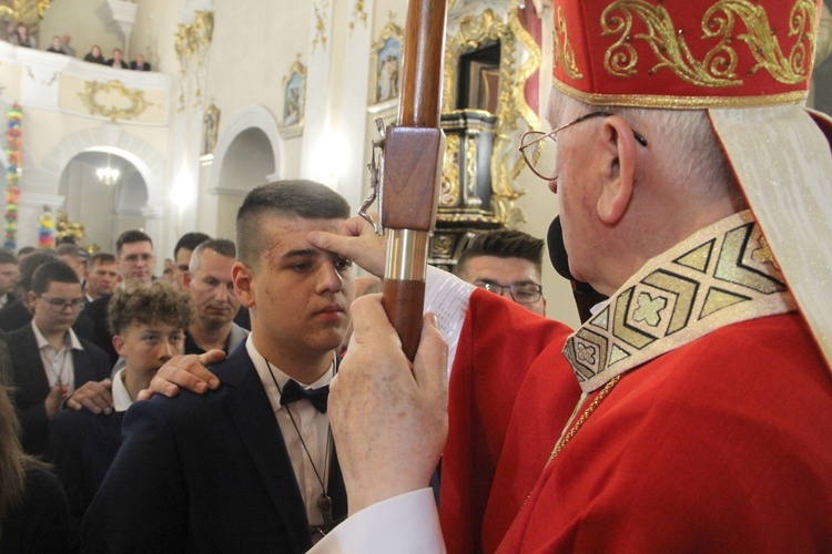 Bierzmowanie w kościele św. Jakuba w Tuchowie