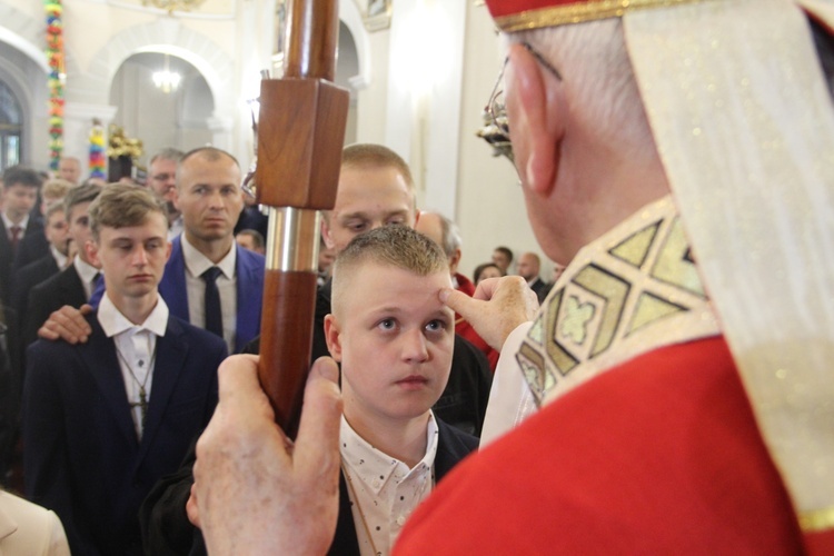 Bierzmowanie w kościele św. Jakuba w Tuchowie