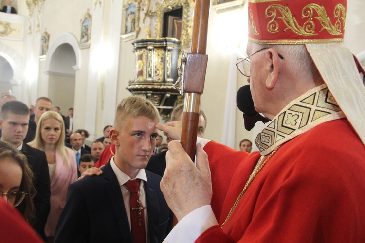 Bierzmowanie w kościele św. Jakuba w Tuchowie