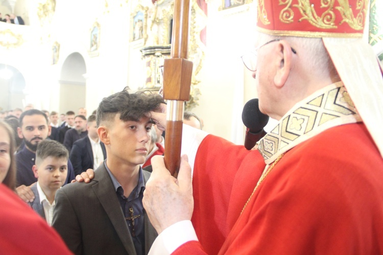 Bierzmowanie w kościele św. Jakuba w Tuchowie