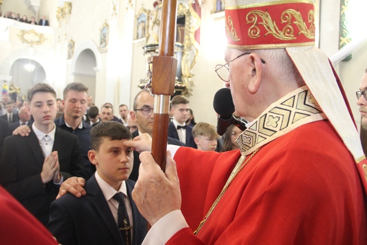 Bierzmowanie w kościele św. Jakuba w Tuchowie