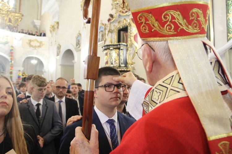 Bierzmowanie w kościele św. Jakuba w Tuchowie