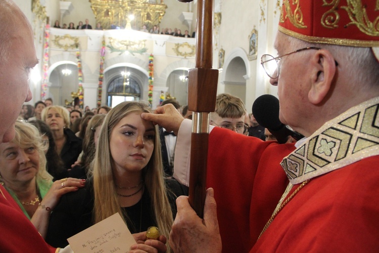 Bierzmowanie w kościele św. Jakuba w Tuchowie