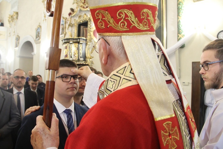 Bierzmowanie w kościele św. Jakuba w Tuchowie