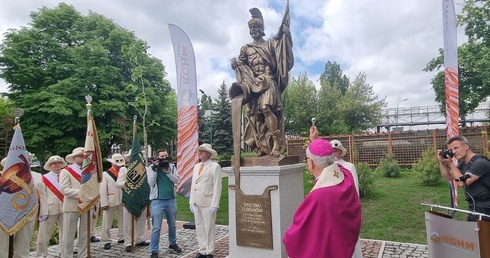 Patron przed hutą Legnica