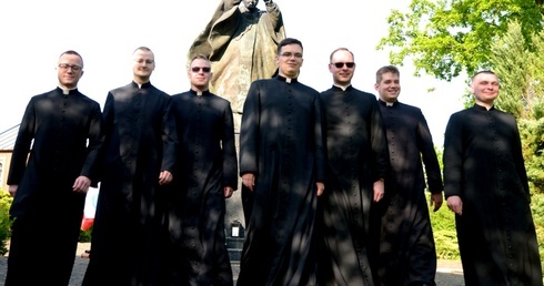 Kandydaci do święceń przy pomniku św. Jana Pawła II na placu seminaryjnym w Radomiu. 