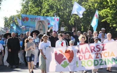 W marszu co roku idą ludzie różnych stanów i w różnym wieku. 