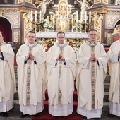 Neoprezbiterzy po uroczystej Eucharystii, podczas której przyjęli sakrament święceń.