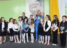 Milena Kindziuk z dziećmi, które przygotowały drzewa genealogiczne rodziny Wojtyłów.