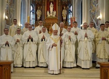 Neoprezbiterzy z bp. Markiem Solarczykiem oraz członkami zarządu Wyższego Seminarium Duchownego w Radomiu.
