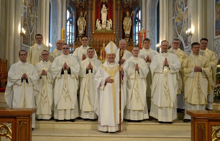 Neoprezbiterzy z bp. Markiem Solarczykiem oraz członkami zarządu Wyższego Seminarium Duchownego w Radomiu.