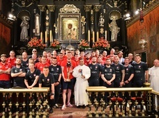 Mistrzowie Polski Raków Częstochowa złożyli swój złoty medal Matce Bożej na Jasnej Górze