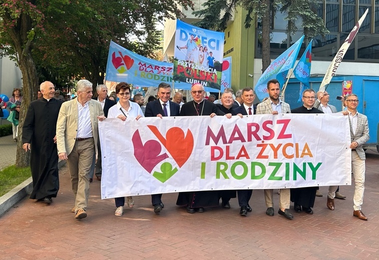 W marszu wzięli przedstawiciele różnych stanów i w różnym wieku. 