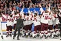 Łotysze świętują z okazji zdobycia brązowego medalu w mistrzostwach świata w hokeju