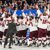 Łotysze świętują z okazji zdobycia brązowego medalu w mistrzostwach świata w hokeju