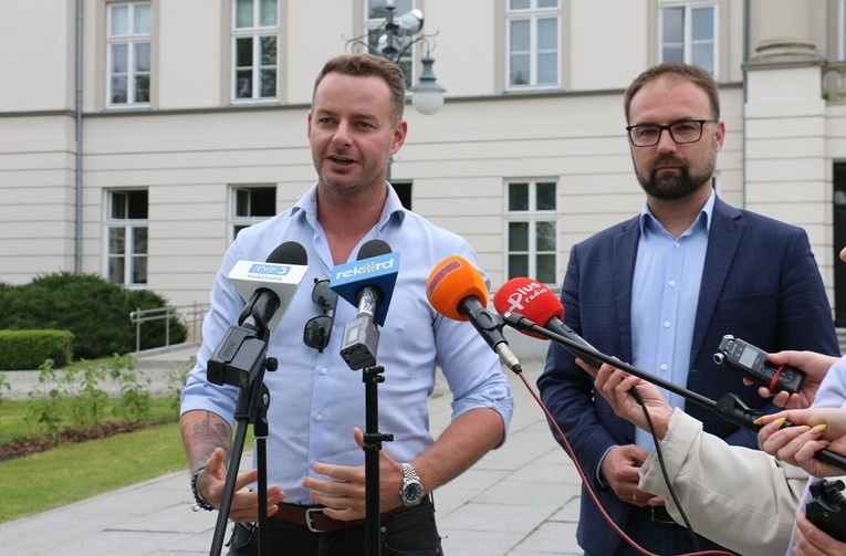 Do udziału w festiwalu zachęcają (od lewej) Adrian Pruski i Mateusz Tyczyński.