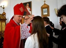Bp Marek Solarczyk, który przewodniczył rocznicowej Mszy św., udzielił młodzieży sakramentu bierzmowania.